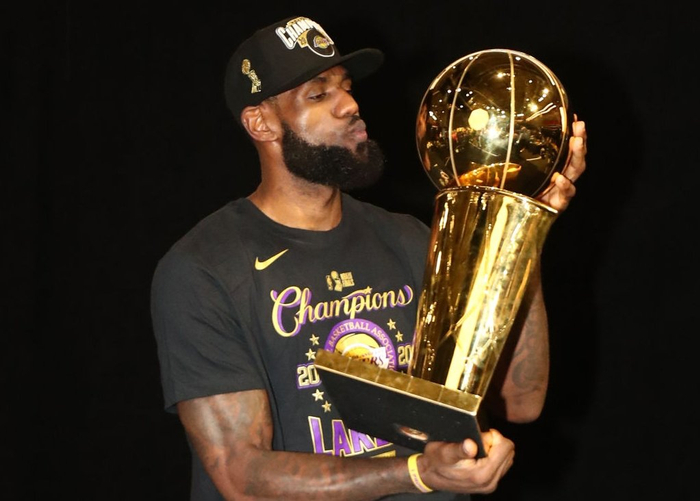 包含詹姆斯捐款百万支持慈善机构，助力社区建设的词条