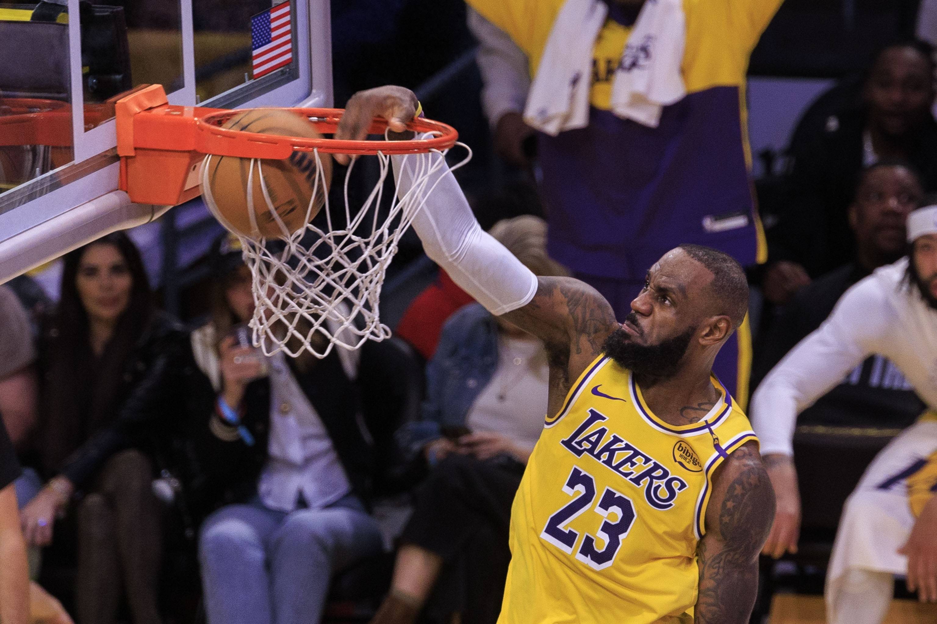 湖人再胜绿军，豪取八连胜