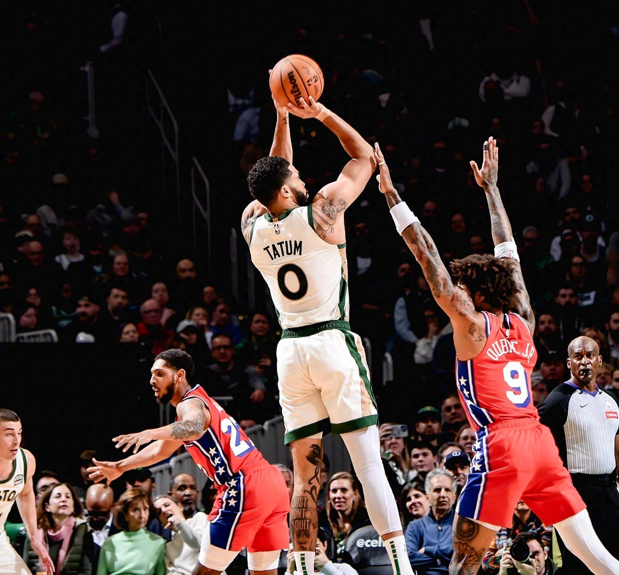 快船客场大胜凯尔特人，连