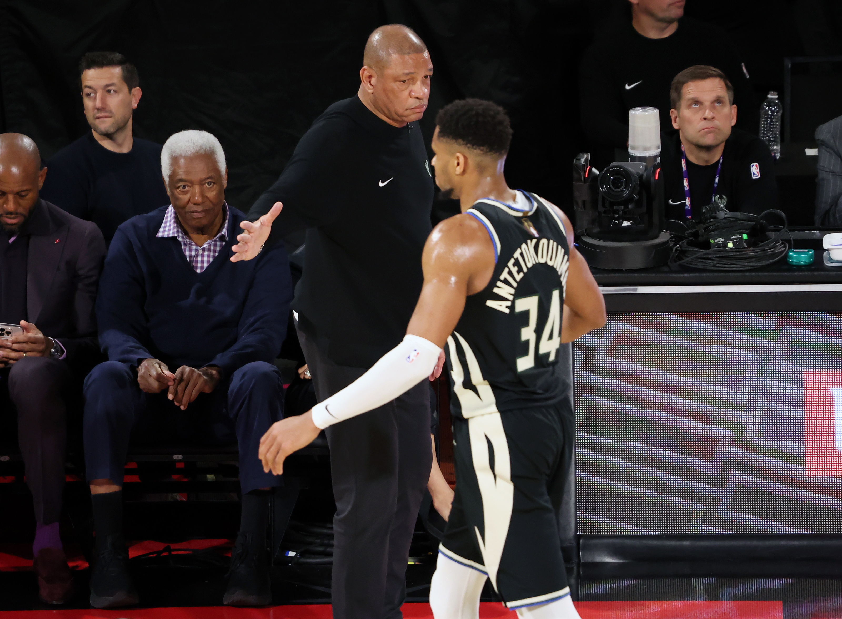 关于雄鹿惊险取胜！字母哥绝杀救主，双场连胜的信息